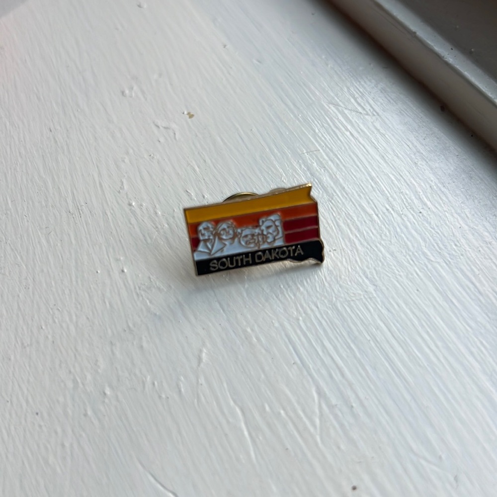 SOUTH DAKOTA COLLECTOR PIN WITH MOUNT RUSHMORE
